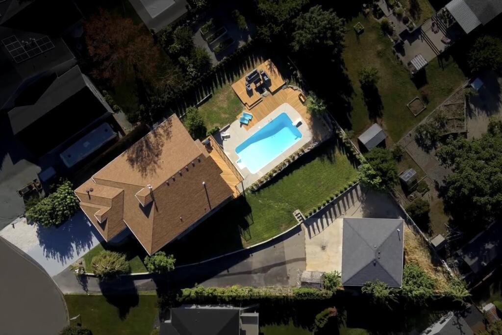 Luxurious 5 Bedroom House With Pool & Sauna West Kelowna Ngoại thất bức ảnh