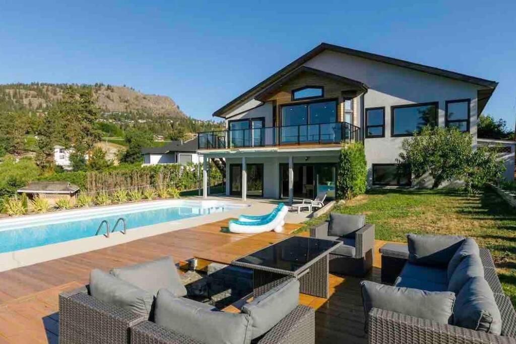 Luxurious 5 Bedroom House With Pool & Sauna West Kelowna Ngoại thất bức ảnh
