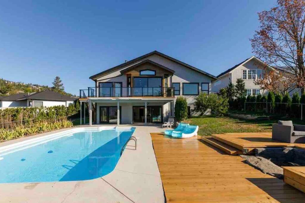 Luxurious 5 Bedroom House With Pool & Sauna West Kelowna Ngoại thất bức ảnh