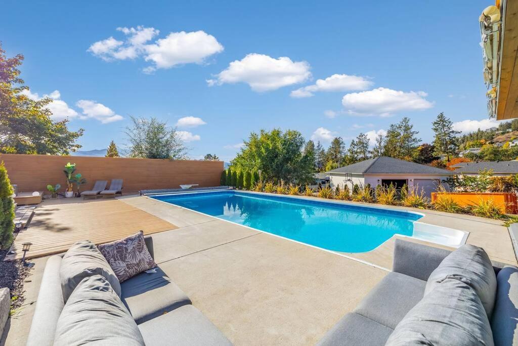 Luxurious 5 Bedroom House With Pool & Sauna West Kelowna Ngoại thất bức ảnh