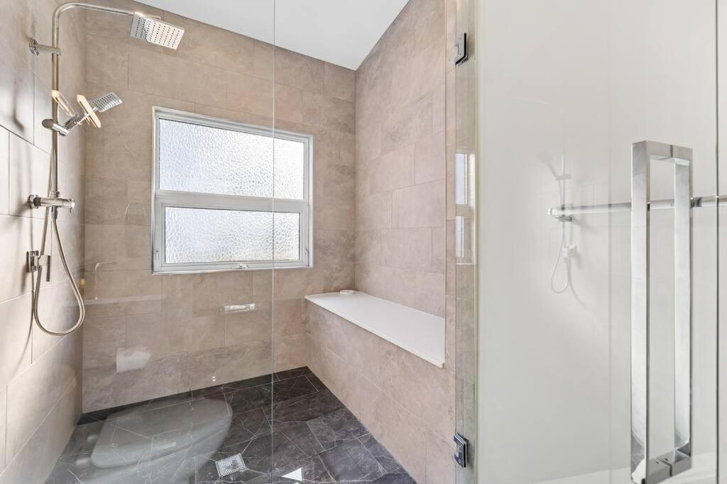 Luxurious 5 Bedroom House With Pool & Sauna West Kelowna Ngoại thất bức ảnh
