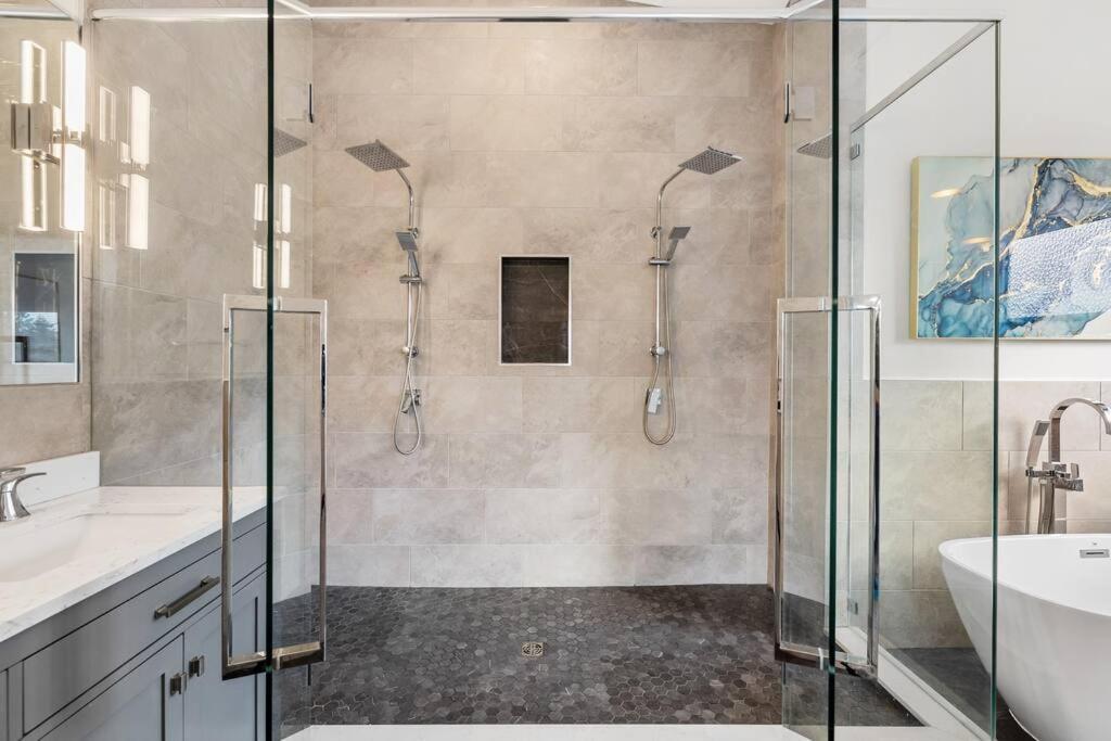 Luxurious 5 Bedroom House With Pool & Sauna West Kelowna Ngoại thất bức ảnh