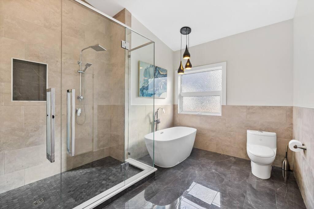 Luxurious 5 Bedroom House With Pool & Sauna West Kelowna Ngoại thất bức ảnh