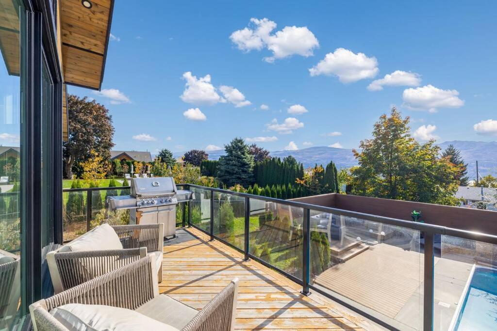 Luxurious 5 Bedroom House With Pool & Sauna West Kelowna Ngoại thất bức ảnh